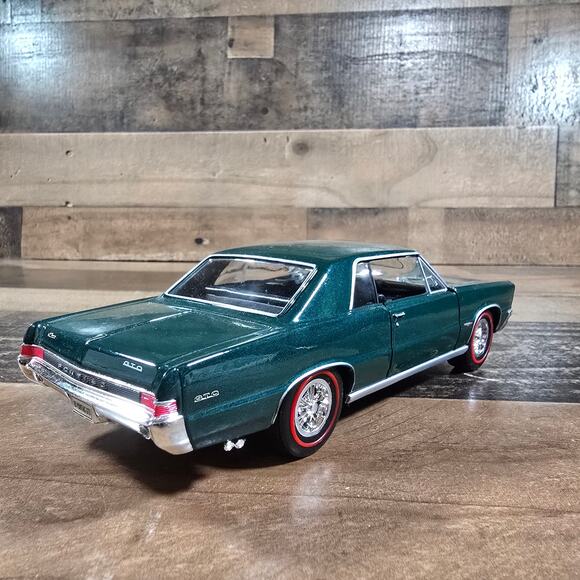 1965 Pontiac GTO Green Diecast Model Car 1:24 Scale - Picture 3 of 9